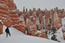 Admirando a paisagem gelada do Bryce Canyon National Park, em Utah, nos Estados Unidos